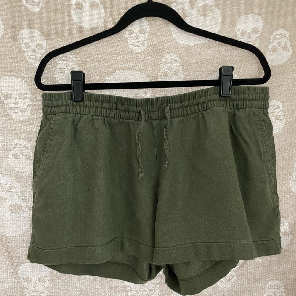 L GREEN LINEN SHORTS